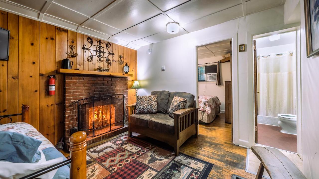 Log Cabin Motor Court アシュビル エクステリア 写真