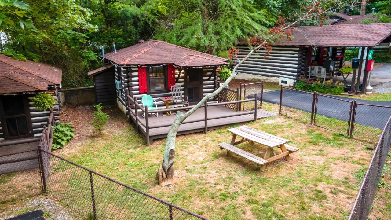 Log Cabin Motor Court アシュビル エクステリア 写真